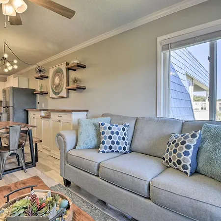 Bright North Myrtle Beach Condo - Steps To Beach!